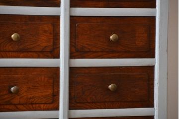 アンティーク家具　アンティークペイント　ガラス引き戸収納棚付き24杯小引き出し