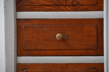 アンティーク家具　アンティークペイント　ガラス引き戸収納棚付き24杯小引き出し