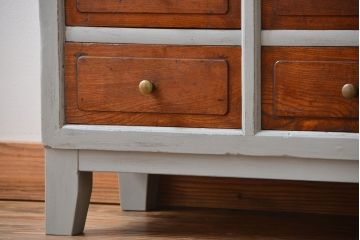 アンティーク家具　アンティークペイント　ガラス引き戸収納棚付き24杯小引き出し