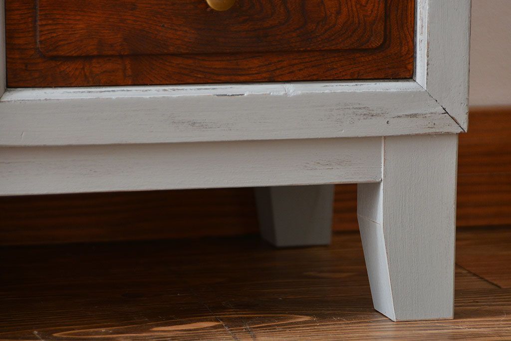 アンティーク家具　アンティークペイント　ガラス引き戸収納棚付き24杯小引き出し