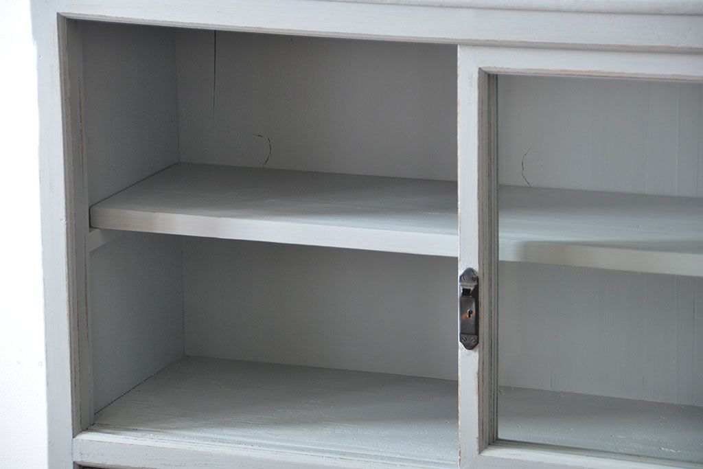 アンティーク家具　アンティークペイント　ガラス引き戸収納棚付き24杯小引き出し