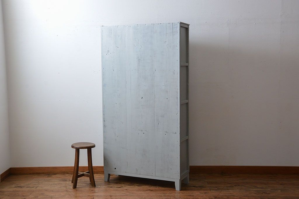 アンティーク家具　アンティークペイント　ガラス引き戸収納棚付き24杯小引き出し