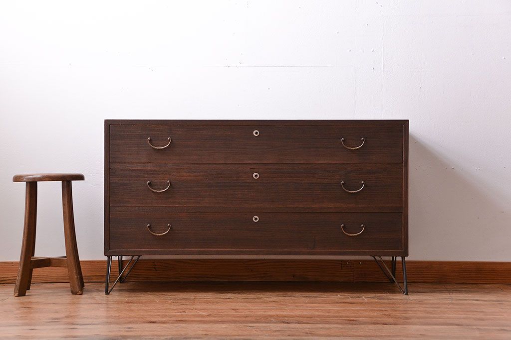 アンティーク家具　アンティーク　古い桐材の鉄脚付きローチェスト(1)