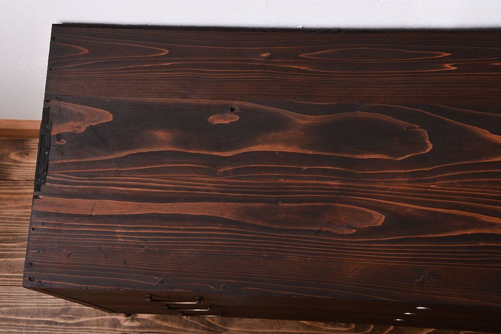 アンティーク家具　アンティーク　古い桐材の鉄脚付きローチェスト(1)