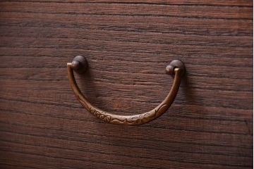 アンティーク家具　アンティーク　古い桐材の鉄脚付きローチェスト(1)