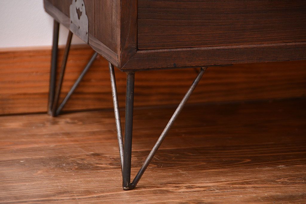 アンティーク家具　アンティーク　古い桐材の鉄脚付きローチェスト(1)
