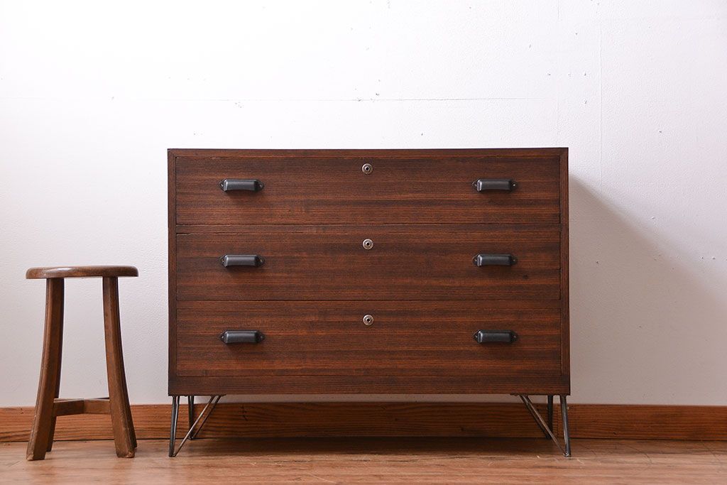 アンティーク家具　アンティーク　古い桐材の鉄脚付きローチェスト(2)