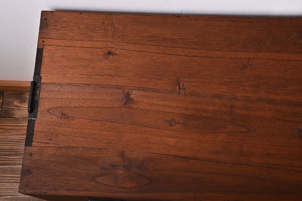 アンティーク家具　アンティーク　古い桐材の鉄脚付きローチェスト(2)