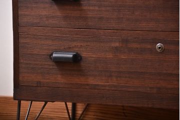 アンティーク家具　アンティーク　古い桐材の鉄脚付きローチェスト(2)