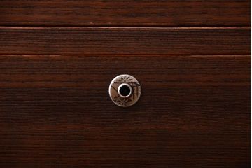 アンティーク家具　アンティーク　古い桐材の鉄脚付きローチェスト(2)