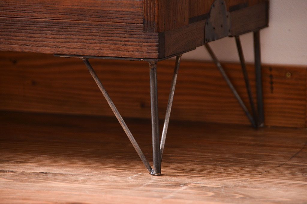 アンティーク家具　アンティーク　古い桐材の鉄脚付きローチェスト(2)