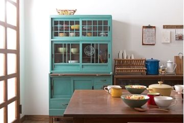 アンティーク家具　アンティークペイント　脚付きのおしゃれなキッチンキャビネット