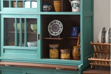 アンティーク家具　アンティークペイント　脚付きのおしゃれなキッチンキャビネット