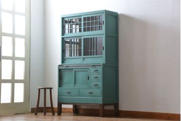 アンティーク家具　アンティークペイント　脚付きのおしゃれなキッチンキャビネット