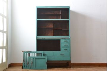 アンティーク家具　アンティークペイント　脚付きのおしゃれなキッチンキャビネット