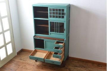 アンティーク家具　アンティークペイント　脚付きのおしゃれなキッチンキャビネット