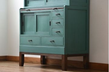 アンティーク家具　アンティークペイント　脚付きのおしゃれなキッチンキャビネット