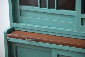 アンティーク家具　アンティークペイント　脚付きのおしゃれなキッチンキャビネット