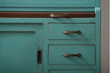 アンティーク家具　アンティークペイント　脚付きのおしゃれなキッチンキャビネット