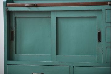 アンティーク家具　アンティークペイント　脚付きのおしゃれなキッチンキャビネット