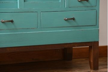 アンティーク家具　アンティークペイント　脚付きのおしゃれなキッチンキャビネット