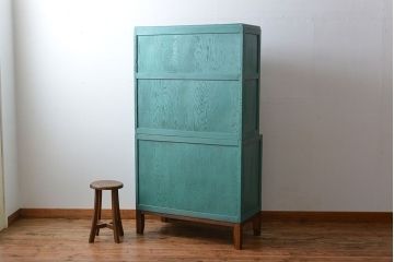 アンティーク家具　アンティークペイント　脚付きのおしゃれなキッチンキャビネット