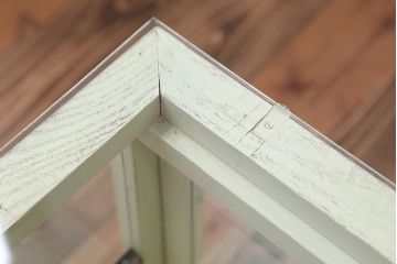 アンティーク家具　アンティークペイント　Rガラスのコーナーガラスケース
