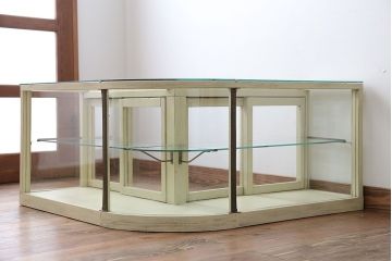 アンティーク家具　アンティークペイント　Rガラスのコーナーガラスケース