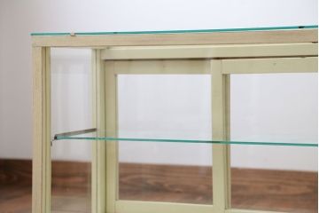アンティーク家具　アンティークペイント　Rガラスのコーナーガラスケース