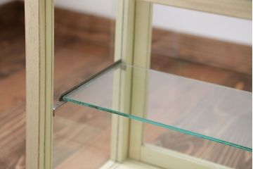 アンティーク家具　アンティークペイント　Rガラスのコーナーガラスケース