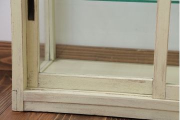 アンティーク家具　アンティークペイント　Rガラスのコーナーガラスケース