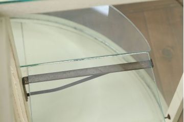 アンティーク家具　アンティークペイント　Rガラスのコーナーガラスケース