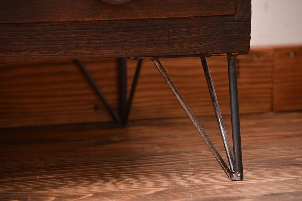アンティーク家具　アンティーク　おしゃれな鉄脚付き!古い木製のテレビボード