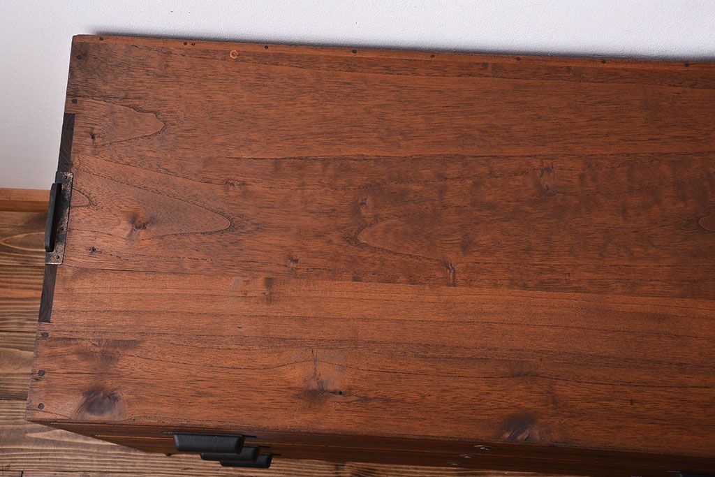 アンティーク家具　アンティーク　古い桐材の鉄脚付きローチェスト