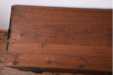 アンティーク家具　アンティーク　古い桐材の鉄脚付きローチェスト