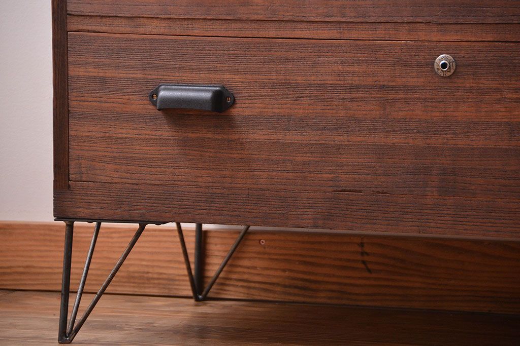 アンティーク家具　アンティーク　古い桐材の鉄脚付きローチェスト