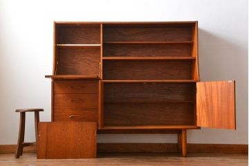 ヴィンテージ家具　北欧ビンテージ　チーク材のシンプルでおしゃれなサイドボード