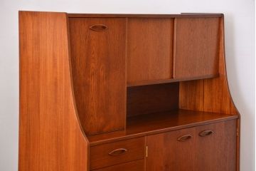 ヴィンテージ家具　北欧ビンテージ　チーク材のシンプルでおしゃれなサイドボード