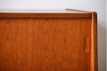 ヴィンテージ家具　北欧ビンテージ　チーク材のシンプルでおしゃれなサイドボード