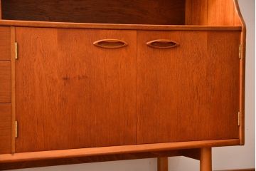 ヴィンテージ家具　北欧ビンテージ　チーク材のシンプルでおしゃれなサイドボード