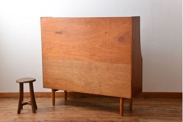 ヴィンテージ家具　北欧ビンテージ　チーク材のシンプルでおしゃれなサイドボード