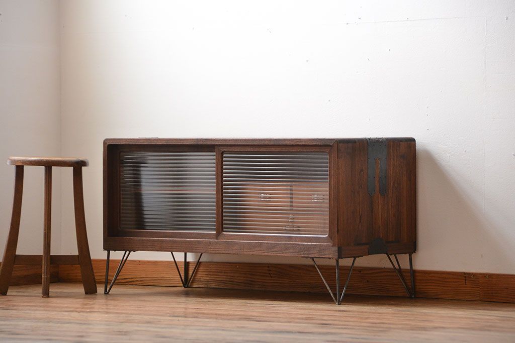 アンティーク家具　アンティーク　モールガラス入り!古い桐材の鉄脚付きローボード