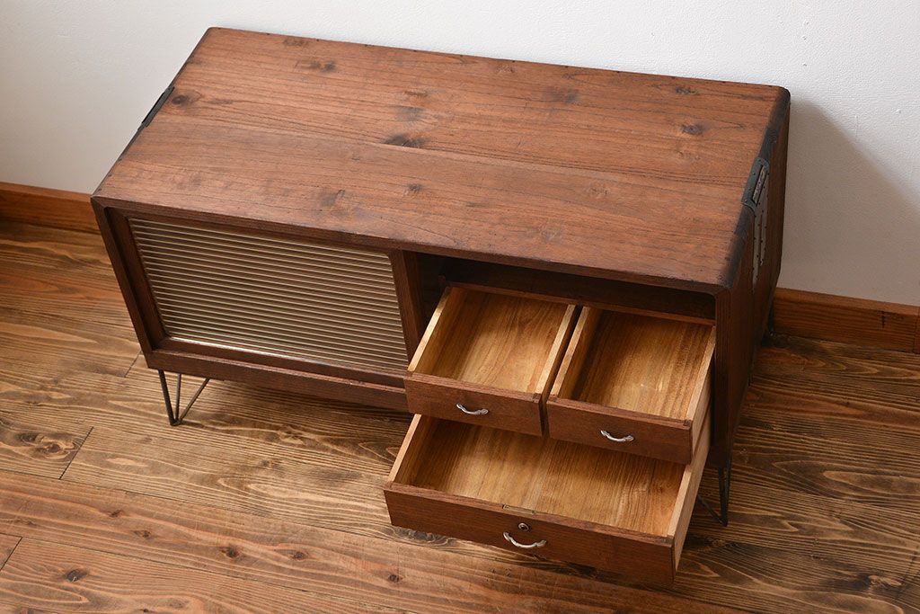 アンティーク家具　アンティーク　モールガラス入り!古い桐材の鉄脚付きローボード