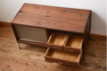 アンティーク家具　アンティーク　モールガラス入り!古い桐材の鉄脚付きローボード