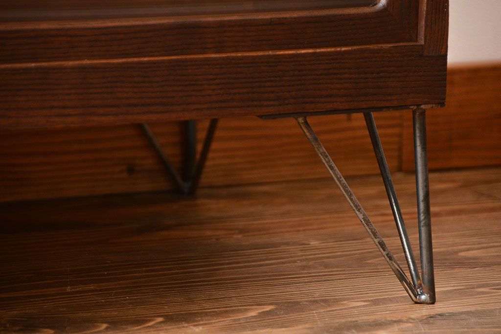 アンティーク家具　アンティーク　モールガラス入り!古い桐材の鉄脚付きローボード