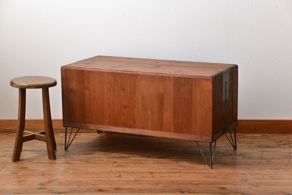 アンティーク家具　アンティーク　モールガラス入り!古い桐材の鉄脚付きローボード