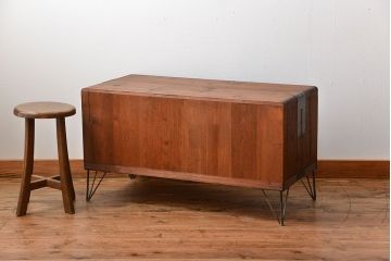 アンティーク家具　アンティーク　モールガラス入り!古い桐材の鉄脚付きローボード