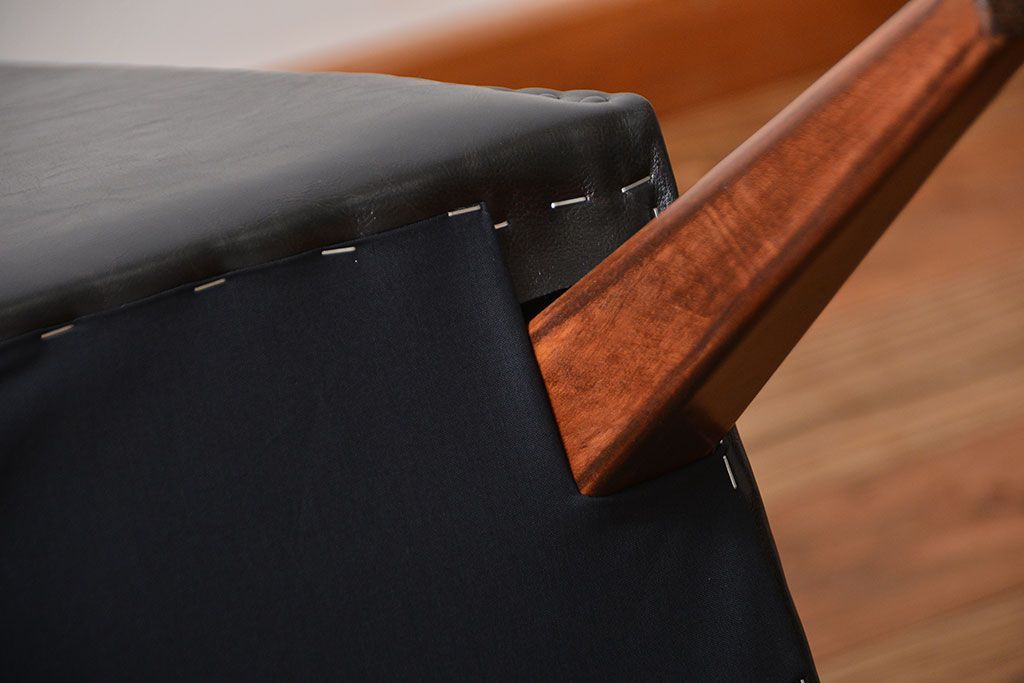 アンティーク家具　アンティーク　スタイリッシュでおしゃれな1人掛けアームソファ(1)