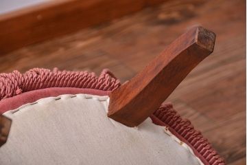 アンティーク家具　イギリスアンティーク　フリンジ付き1人掛けソファ