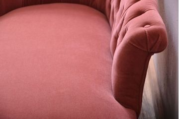 アンティーク家具　イギリスアンティーク　フリンジ付きカウチソファ